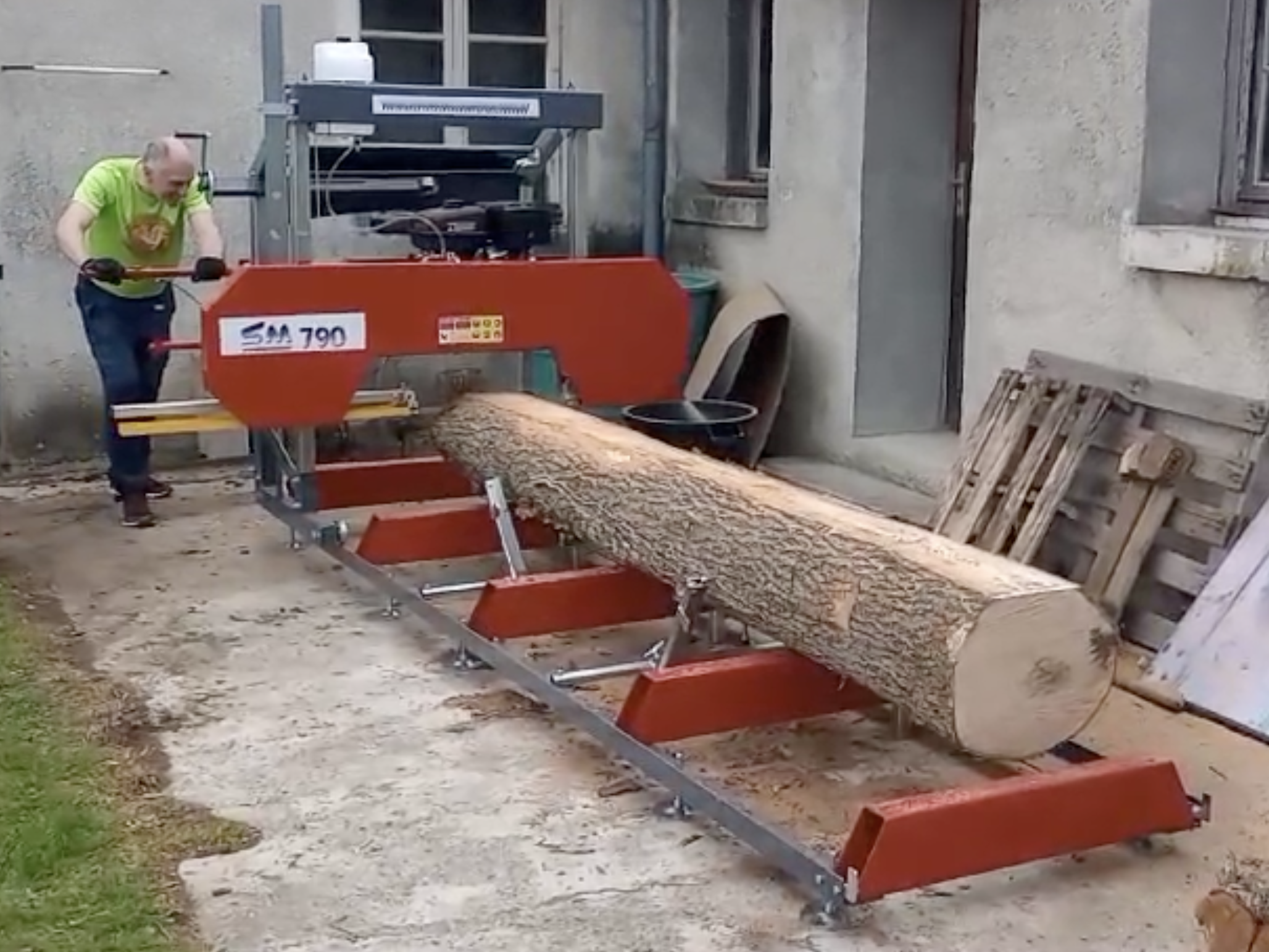 Sciage de planches à la scie à grumes