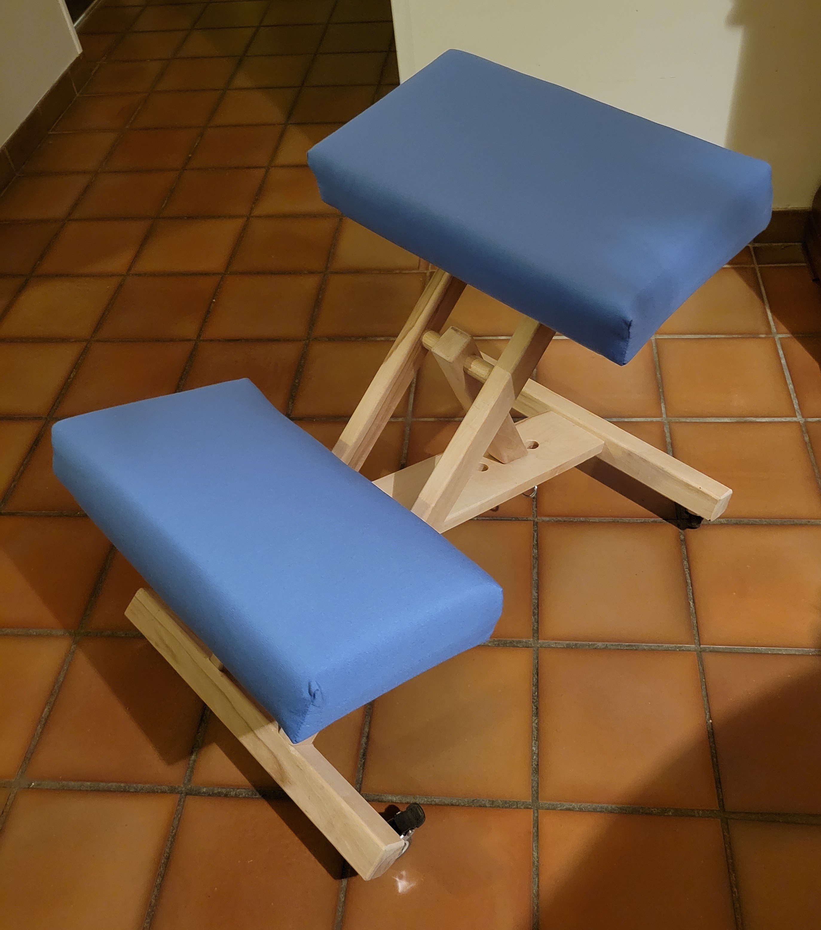 Siège assis-genoux ergonomique