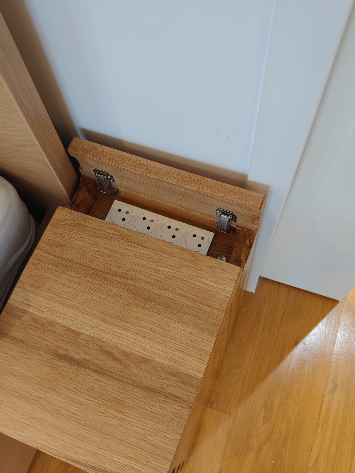 Table de nuit avec prises